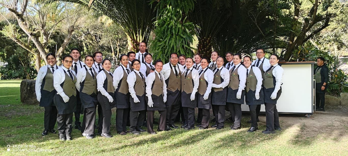 El equipo de Saloneros Ecuador con sus alumnos